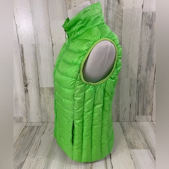 Ultra lightweight women’s puffer vest. Bought in France. Size T4 France, MED US. - Picture 3 of 8